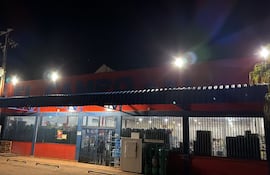 El supermercado asaltado esta madrugada por cuatro delincuentes.