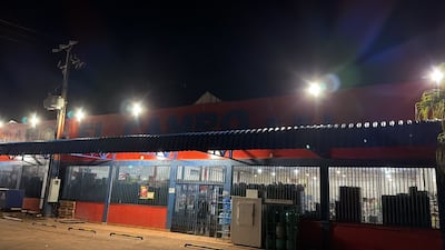 El supermercado asaltado esta madrugada por cuatro delincuentes.