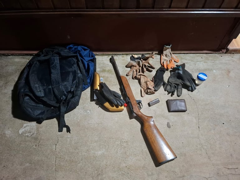 El arma de fuego incautado del poder del sospechoso de robo.