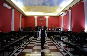 El director del centro cultural de la Gran Logia Simbólica del Paraguay, Humberto Rossi, hablando durante un recorrido en el Museo Histórico de la masonería en Asunción (Paraguay).