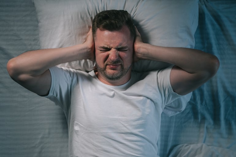 Hombre intenta dormir y no puede.