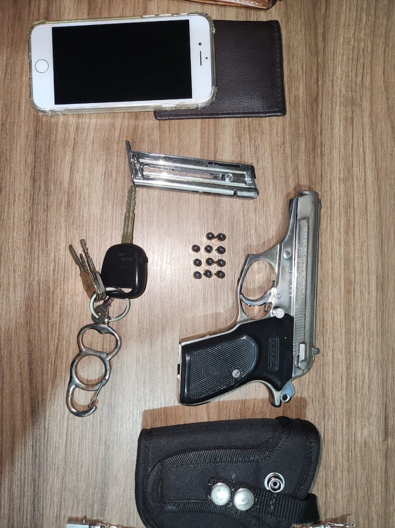 La pistola utilizada por la pareja también fue incautada en el procedimiento, al igual que los teléfonos y otros elementos.