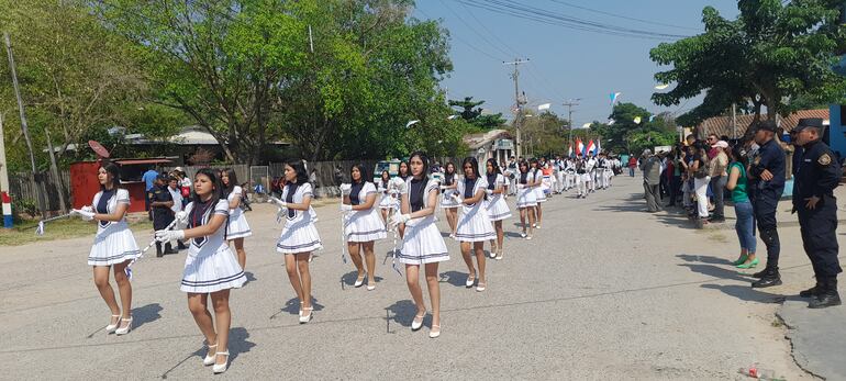 Las hermosas chiroleras del colegio nacional Angel Muzzolón dieron brillo a la parada estudiantil.