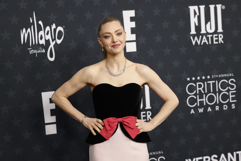Amanda Seyfried llegó a los Critics Choice Awards con un bello vestido que llevaba la firma de Valentino. (EFE/EPA/JILL CONNELLY)
