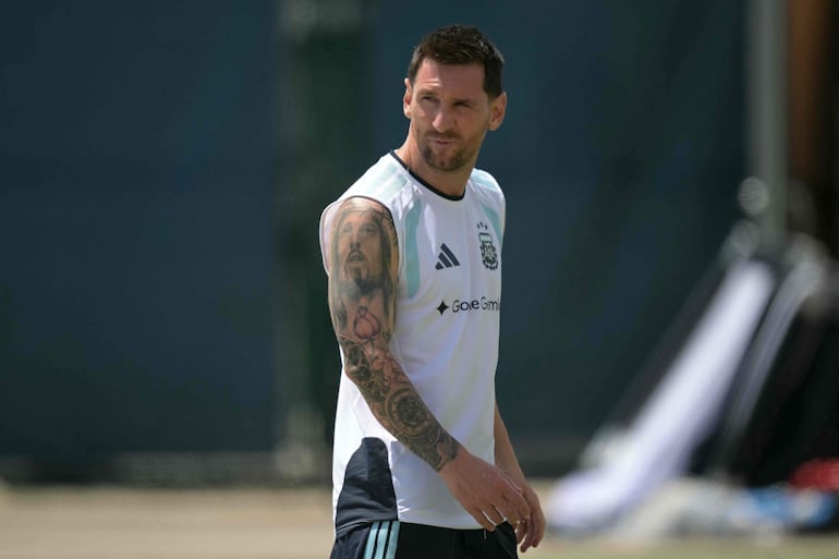El delantero argentino Lionel Messi, número 10, participa en una sesión de entrenamiento en el Centro de Entrenamiento del Sporting KC en Kansas City el 23 de junio de 2026, durante el Mundial de Fútbol de 2026.