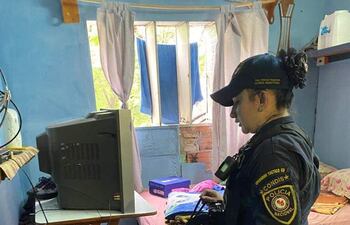 Una agente de la Policía Nacional con un perro antidrogas durante una requisa en la Agrupación Especializada, el jueves.