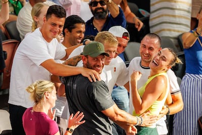 Aryna Sabalenka, en pleno festejo con los integrantes de su equipo.