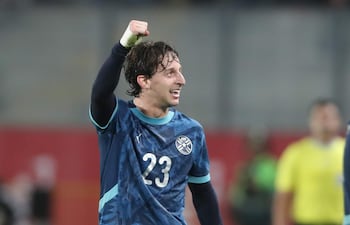 Matías Galarza, jugador de la selección de Paraguay, festeja un gol en el partido frente a Perú por la fecha 18 de las Eliminatorias Sudamericanas 2026 en el estadio Nacional, en Lima, Perú.
