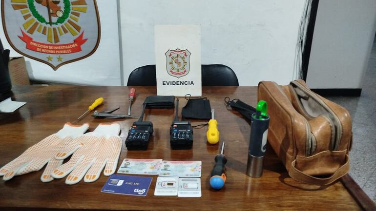 Algunas de las "herramientas" que fueron encontradas en poder del sospechoso, en el momento en que fue interceptado por los policías.