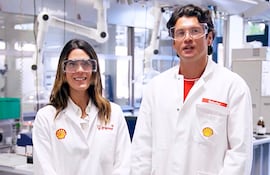 Nelson Haedo Valdez junto con la científica María Rodríguez, en el Centro Tecnológico de Hamburgo.