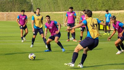 Movilización de la selección nacional Sub 17, preparando el debut del miércoles ante Uzbekistán.
