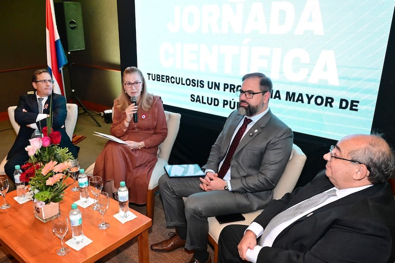 La ministra de Salud Pública, María Teresa Barán, durante su intervención en la jornada científica sobre tuberculosis.