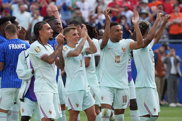 Jugadores de Francia celebran este jueves, al finalizar el partido de cuartos de final del Mundial de la FIFA 2026 entre Francia y Marruecos en el estadio Gillette en Foxborough (Estados Unidos).