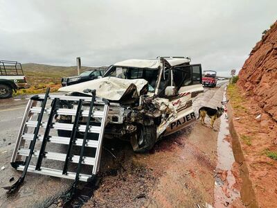 Fotografía cedida por la Fiscalía General de Bolivia donde se ve la zona del accidente de un autobús de transporte público tras chocar con otro vehículo, en la carretera que une a las regiones bolivianas de Potosí y Oruro, según información de la Fiscalía Departamental del Potosí este lunes, en Potosí (Bolivia). EFE/ Fiscalía General de Bolivia