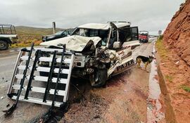 Fotografía cedida por la Fiscalía General de Bolivia donde se ve la zona del accidente de un autobús de transporte público tras chocar con otro vehículo, en la carretera que une a las regiones bolivianas de Potosí y Oruro, según información de la Fiscalía Departamental del Potosí este lunes, en Potosí (Bolivia). EFE/ Fiscalía General de Bolivia