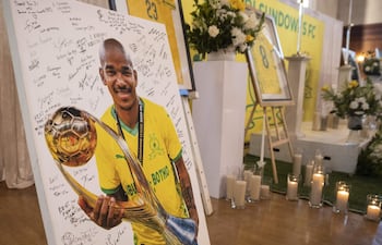 servicio conmemorativo de Jayden Adams, centrocampista de los Bafana Bafana recientemente fallecido, en Stellenbosch (Ciudad del Cabo, Sudáfrica), el 16 de julio de 2026. El jugador de la selección nacional de fútbol de Sudáfrica falleció en Ciudad del Cabo el 11 de julio; se está llevando a cabo una investigación policial para determinar las circunstancias de su muerte.