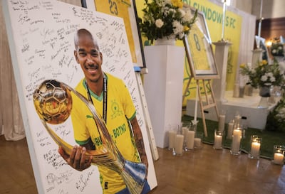 servicio conmemorativo de Jayden Adams, centrocampista de los Bafana Bafana recientemente fallecido, en Stellenbosch (Ciudad del Cabo, Sudáfrica), el 16 de julio de 2026. El jugador de la selección nacional de fútbol de Sudáfrica falleció en Ciudad del Cabo el 11 de julio; se está llevando a cabo una investigación policial para determinar las circunstancias de su muerte.