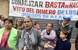 Alicia Gutiérrez, vocera del sindicato de trabajadores de juegos de azar. Denunció "el manoseo" a los quinieleros por parte de la empresa TDP SA, cuyo directivo es Álvaro Wasmosy Carrasco.