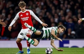 Max Dowman de Arsenal (i) disputa el balón con Daniel Braganca de Sporting (d), en juego por los cuartos de final de la Champions League.