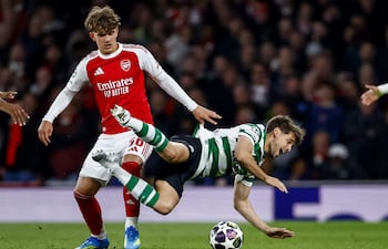 Max Dowman de Arsenal (i) disputa el balón con Daniel Braganca de Sporting (d), en juego por los cuartos de final de la Champions League.