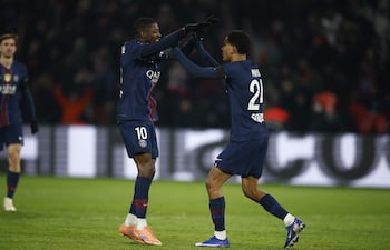Ousmane Dembélé (izq.) festeja junto con Mayulu el gol del PSG.