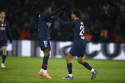 Ousmane Dembélé (izq.) festeja junto con Mayulu el gol del PSG.