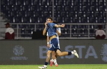 Luca Kmet de Paraguay celebra un gol durante un partido del Campeonato Sudamericano sub-20 entre las selecciones de Argentina y Paraguay en el estadio José Antonio Anzoátegui en Puerto La Cruz (Venezuela).