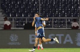 Luca Kmet, argentino naturalizado paraguayo, celebra su gol, el primero de la Albirroja contra la Albiceleste.