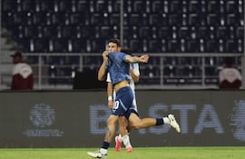 Luca Kmet de Paraguay celebra un gol durante un partido del Campeonato Sudamericano sub-20 entre las selecciones de Argentina y Paraguay en el estadio José Antonio Anzoátegui en Puerto La Cruz (Venezuela).