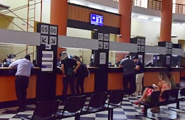 El gasto total obligado es la remuneración a empleados, uso de bienes y servicios, intereses, donaciones, prestaciones sociales y otros.