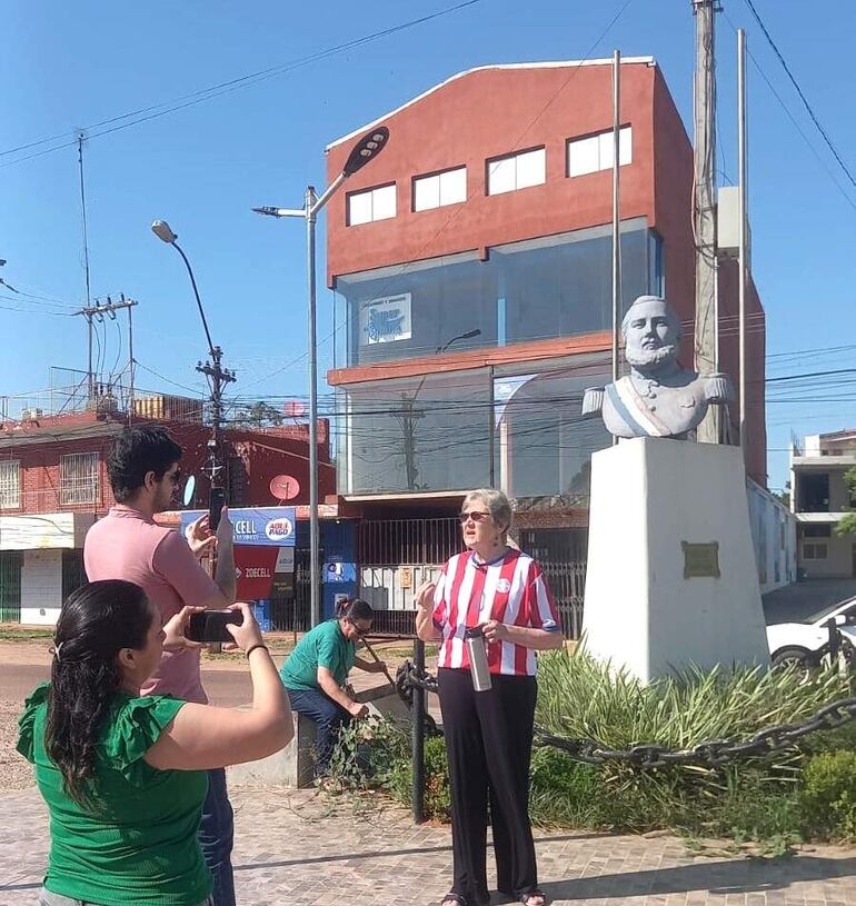 Sucio y sin bandera, el Monumento al Mariscal López reflejaba el olvido de las autoridades.