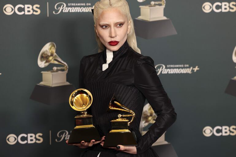 Lady Gaga posa con los dos premios Grammy que recibió anoche.