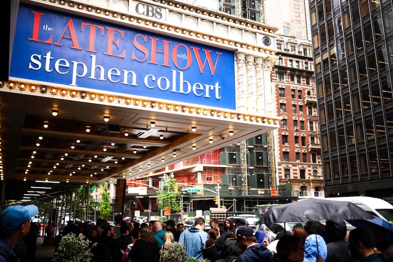El público formando fila frente al teatro Ed Sullivan para asistir a la grabación del último programa de "The Late Show". (Photo by CHARLY TRIBALLEAU / AFP)