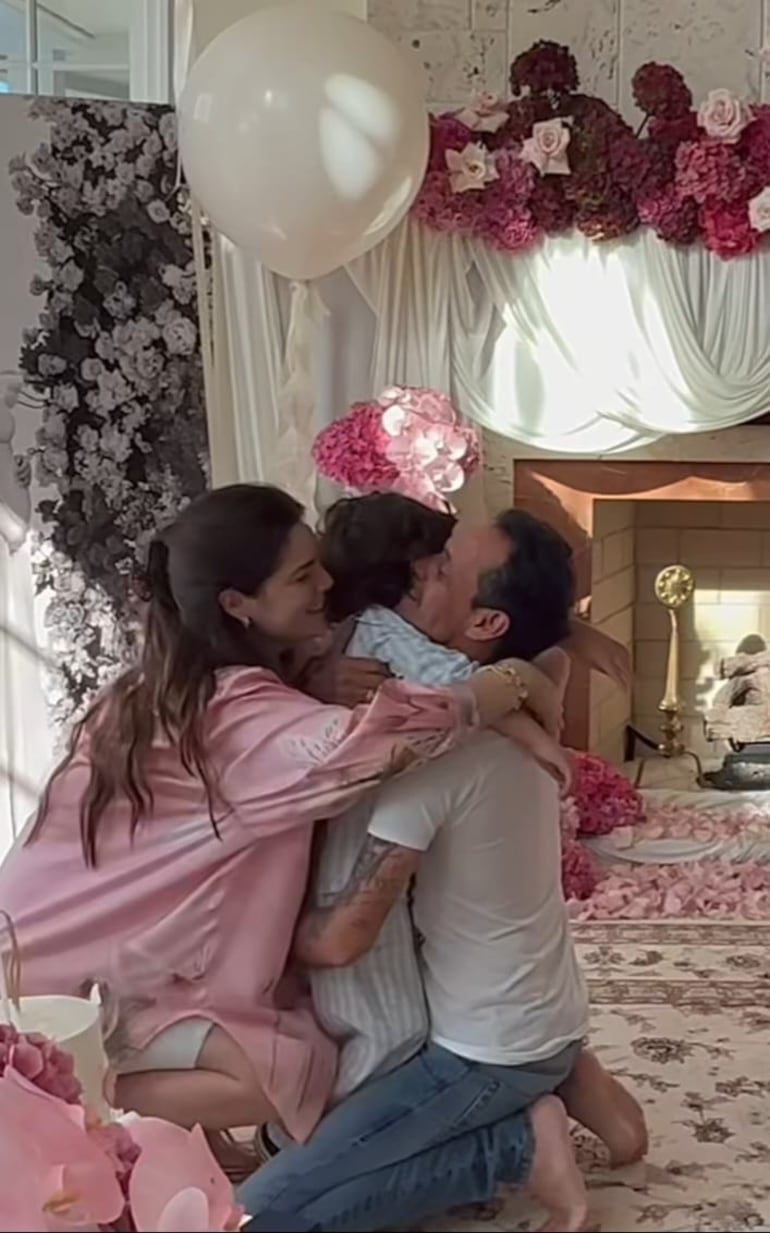 Una postal llena de amor. Nadia Ferreira recibiendo un gran abrazo de cumpleaños de parte de su hijo Marquito y su esposo Marc Anthony. (Instagram/Nadia Ferreira)