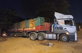 Obras sin terminar dejan atrapado a camión cargado con cebolla en Asunción