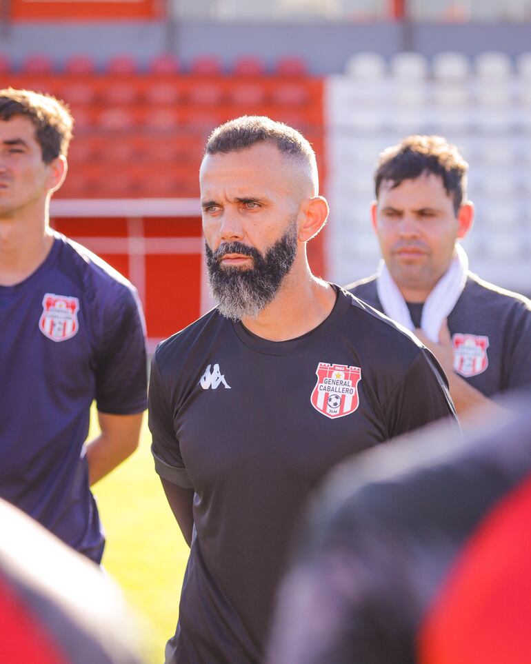 Nelson Kleiniving, preparador físico argentino de General Caballero de Juan León Mallorquín.