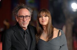 La actriz italiana Mónica Bellucci y el director Tim Burton llegaron juntitos al Festival Internacional de Cine de Roma.