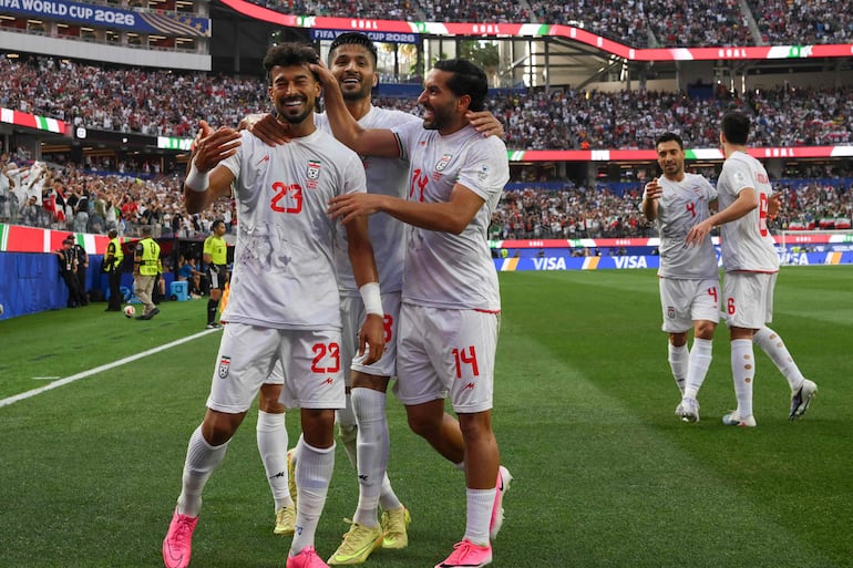 Ramin Rezaeian (23) celebra junto a sus compañeros el empate provisional de Irán.