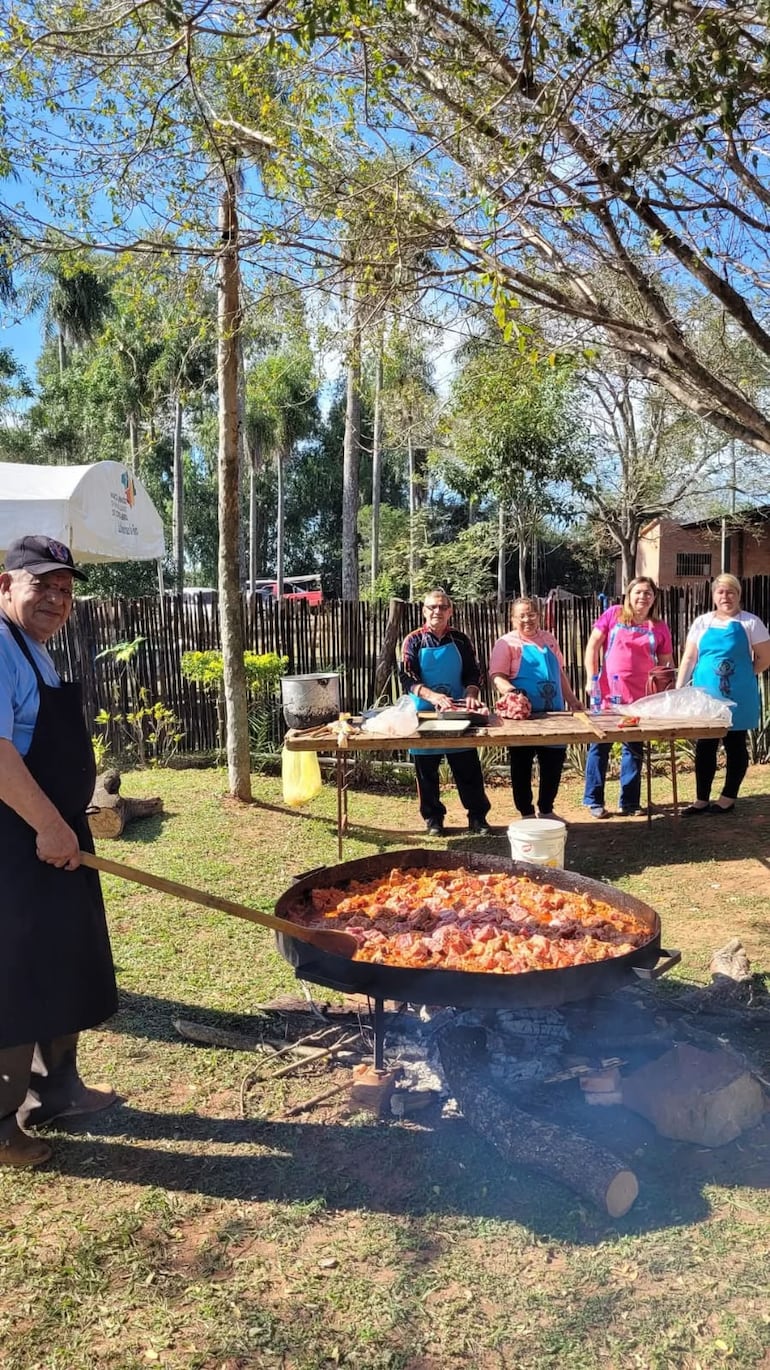 Con fe y dedicación, los fieles preparan el tradicional karu guasu para compartir con los miles de visitantes que llegan a Monte Alto en honor al Divino Niño Jesús.