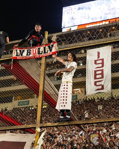 Williams Ismael Riveros Ibáñez (32 años), eficiente marcador central paraguayo, se trepa en las alambradas durante el festejo consagratorio del Universitario de Deportes, en Perú.