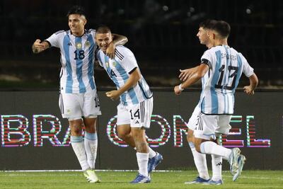 Aaron Quiros (c) de Argentina celebra su gol ante Chile hoy, en un partido del Torneo Preolímpico Sudamericano Sub-23 en el estadio Polideportivo Misael Delgado en Valencia (Venezuela).