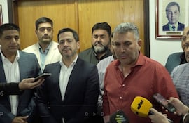 De izquierda a derecha: diputado Hugo Meza, diputado Mauricio Espínola, diputado Raúl Latorre, secretario general de la FEP Silvio Piris y el diputado Miguel del Puerto.