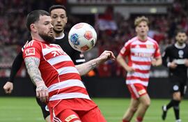 El delantero escocés del Union Berlin, Oliver Burke, número 07, controla el balón durante el partido de fútbol de la Bundesliga, la primera división alemana, entre el Union Berlin y el St Pauli en Berlín el 5 de abril de 2026. (Foto de John MACDOUGALL / AFP)