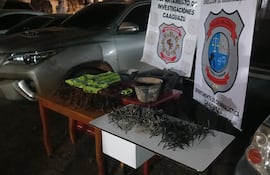 Evidencias incautadas durante la detención de un sospechoso que habría participado en un intento de asalto a un convoy de transportadores de encomienda.