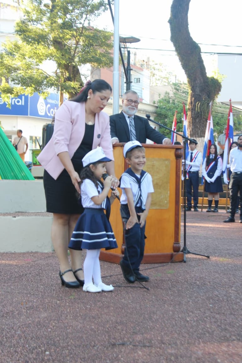 Los pequeños alumnos de la Escuela Básica N.º 40 “Tte. José María Fariña” ofrecieron una emotiva poesía, dedicada a honrar la memoria del héroe que da nombre a su institución, con gran entusiasmo y sentimiento durante la ceremonia.