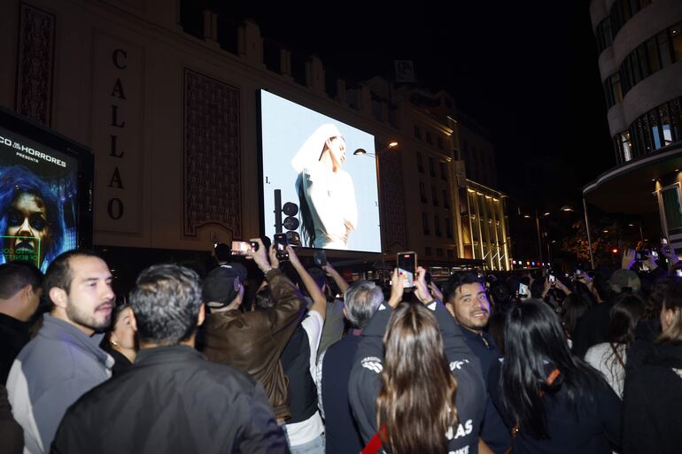 La artista Rosalía en la plaza de Callao en una aparición sorpresa para presentar su cuarto álbum, este lunes en Madrid.