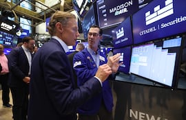 La bolsa de Nueva York. Precios del petróleo se desploman tras apertura de Ormuz.