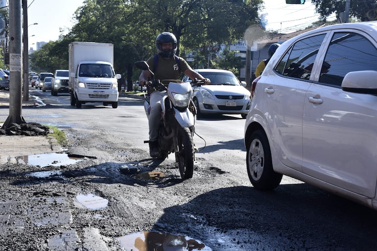 Avda. Republica Argentina y Campos Cervera. Enormes cráteres en plena avenida.
