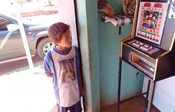 La normativa vigente establece que están prohibidos los tragamonedas en sitios de libre concurrencia, medida que apunta a proteger a los niños de la influencia de estas máquinas y la posibilidad de desarrollar la adicción a las apuestas (ludopatía).