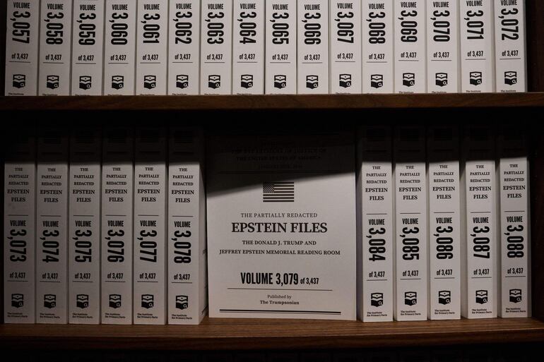 El Instituto para la Verificación de Datos Primarios, una organización sin fines de lucro, inaugura un archivo con 3,5 millones de páginas de los documentos de Epstein, disponibles al público en la Sala de Lectura en Memoria de Donald J. Trump y Jeffrey Epstein en Tribeca, Nueva York.